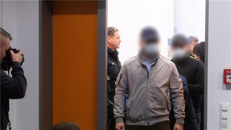 Die Angeklagten kommen zu Beginn des Revisionsverfahren im Fretterode-Prozess in den Gerichtssaal am Landgericht.