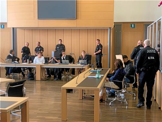 Die Angeklagten sitzen im Landgericht Braunschweig. Foto: Klengel