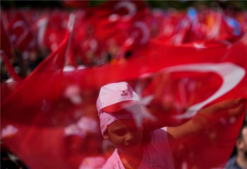 Stichwahl in der Türkei geht in die heiße Phase Die Anhänger des türkischen Präsidenten und Präsidentschaftskandidaten der Volksallianz Erdogan schwenken Nationalflaggen bei einer Wahlkampfveranstaltung.