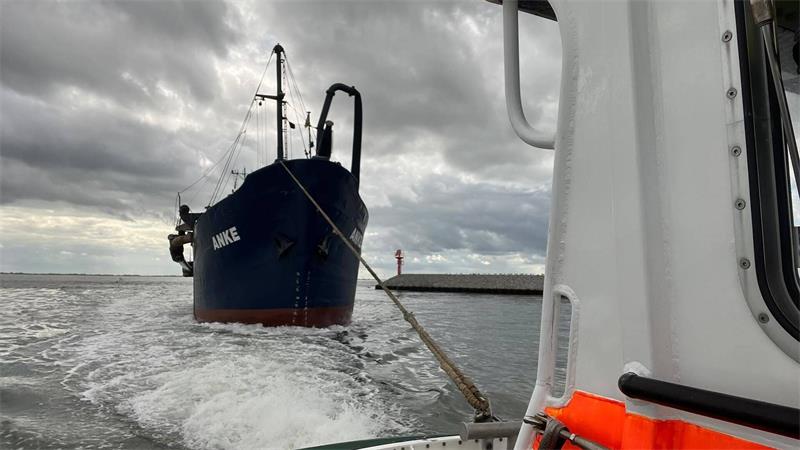 Die „Anke“ hängt am Seil der deutliche kleineren „Fritz Thieme“.