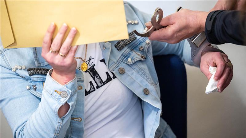 Frau gesteht Totschlag: „Ich habe einfach zugestochen“ Die Anklagte hat vor Gericht eingeräumt, ihren Mann erstochen zu haben.