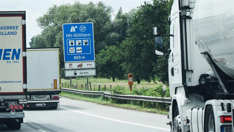 A1 Richtung Bremen wird gesperrt - Stau bei Hamburg erwartet Die Anschlussstelle Hamburg-Stillhorn wird am Wochenende auch von vielen Lastwagen genutzt werden. (Archivbild)