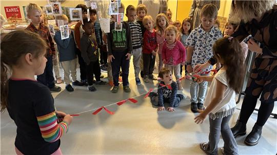Die Anspannung ist groß: Die kleine Zelal schneidet das Band durch und eröffnet die Ausstellung damit offiziell.