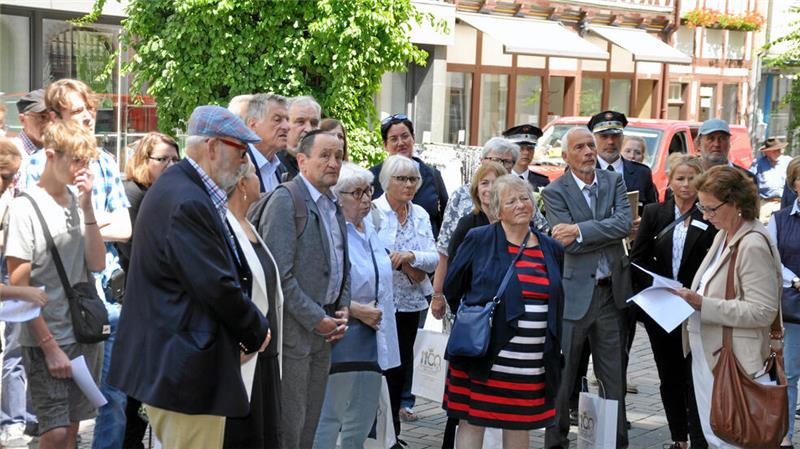 Euthanasie-Morde: Die Namen und Schicksale der Goslarer Opfer Die Anteilnahme ist groß: Viele Menschen verfolgen das Verlegen der Stolpersteine in der Innenstadt. Unter den aufmerksamen Beobachtern befinden sich auch Nachkommen der Goslarer Opfer des Nationalsozialismus.