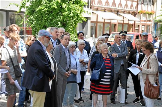 Die Anteilnahme ist groß: Viele Menschen verfolgen das Verlegen der Stolpersteine in der Innenstadt. Unter den aufmerksamen Beobachtern befinden sich auch Nachkommen der Goslarer Opfer des Nationalsozialismus. Foto: Heine