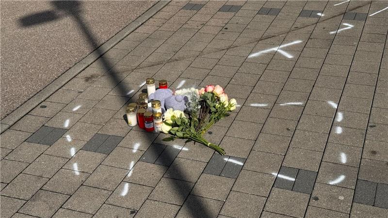Mordurteil für 18-Jährigen nach Tod auf Parkplatz Die Anteilnahme war groß nach dem Tod des 12-Jährigen. (Archivbild)