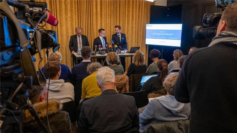Die Anwälte der suspendierten stellvertretenden Leiterin der JVA äußerten sich jetzt auf einer Pressekonferenz.