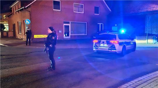 Die Anwohner wurden dringend gebeten, in ihren Wohnungen und Häusern zu bleiben.