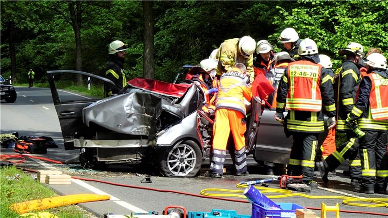 Zahl der schweren Unfälle in Lutter nimmt zu Die Anzahl der schweren Unfälle auch im Bereich der Freiwilligen Feuerwehr Lutter hat im zu Ende gehenden Jahr zugenommen. Einsatzkräfte mussten hier bei Lutter auf der B 248 einen eingeklemmten Fahrer bergen. Foto: GZ-Archiv
