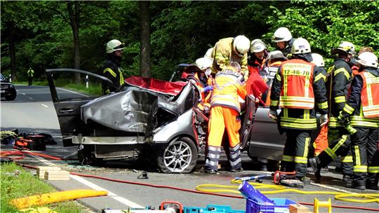 Die Anzahl der schweren Unfälle auch im Bereich der Freiwilligen Feuerwehr Lutter hat im zu Ende gehenden Jahr zugenommen. Einsatzkräfte mussten hier bei Lutter auf der B 248 einen eingeklemmten Fahrer bergen.  Foto: GZ-Archiv