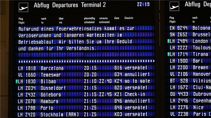 Planmäßiger Flugverkehr in München nach Alarm Die Anzeigetafeln des Flughafens informierten die Reisenden über verspätete und annullierte Flüge.