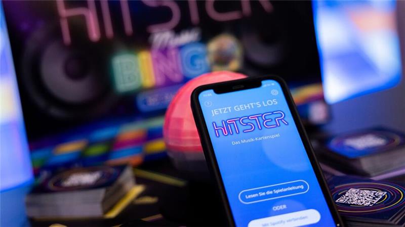 Wie digital wird das Brettspiel? Die Branche sucht ihren Weg Die App spiel die Musik ein, die Spieler müssen danach die Karten sortieren: Hitster gilt als erfolgreiches Hybrid-Spiel.