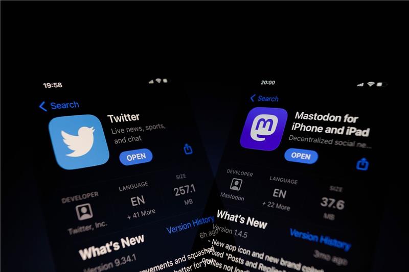 Twitter-Alternative Mastodon: Nur wenige Menschen kennen sie Die Apps von Twitter und Mastodon auf zwei nebeneinander angeordneten Smartphones. Tech-Milliardär Musk hat den rund 44 Milliarden Dollar (44,2 Mrd Euro) teuren Kauf des Kurznachrichtendienstes Twitter abgeschlossen.