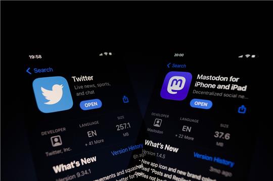 Die Apps von Twitter und Mastodon auf zwei nebeneinander angeordneten Smartphones. Tech-Milliardär Musk hat den rund 44 Milliarden Dollar (44,2 Mrd Euro) teuren Kauf des Kurznachrichtendienstes Twitter abgeschlossen.