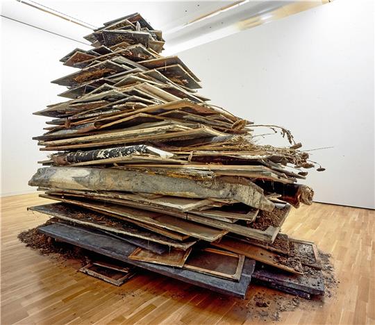 Die Arbeit „20 Jahre Einsamkeit,“ (Mixed Media, 380x490x405 Zentimeter) von Anselm Kiefer ist im Kunstmuseum Wolfsburg zu sehen. Der Titel bezieht sich auf die Jahre 1971 bis 1991, in denen sich Kiefer mit der deutschen Geschichte auseinandergesetzt hat. Die Skulptur arbeitet weiter, der Keim des Zerfalls wirkt unaufhaltsam fort und hält den Gedanken an die Einsamkeit und die Tragödie lebendig. Foto: Kruszewski