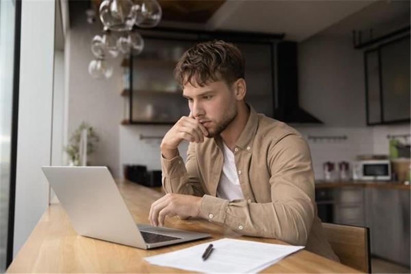 Homeoffice - jetzt wieder ins Büro? Die Arbeit am Küchentisch ist für viele Beschäftigte zum Alltag in der Corona-Pandemie geworden. Foto: fizkes/Shutterstock