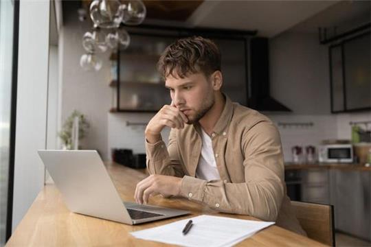 Die Arbeit am Küchentisch ist für viele Beschäftigte zum Alltag in der Corona-Pandemie geworden. Foto: fizkes/Shutterstock