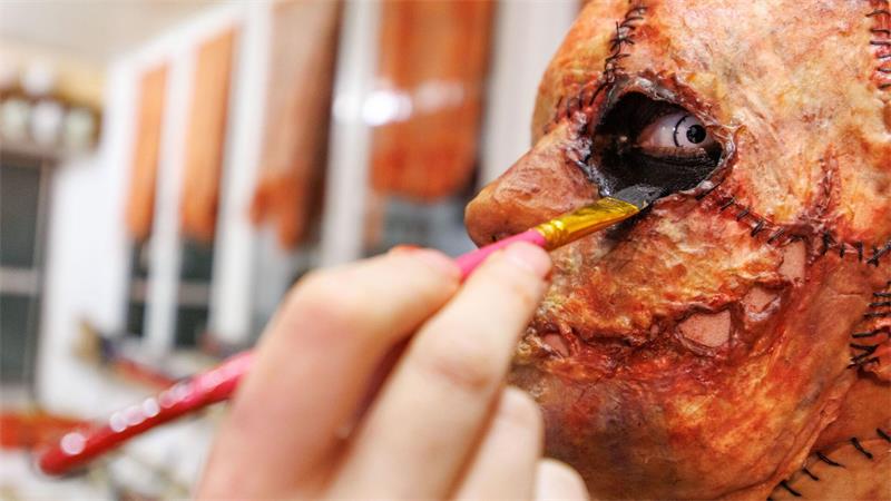 Die Arbeit an Masken und Kostümen sorgt für viel Arbeit.