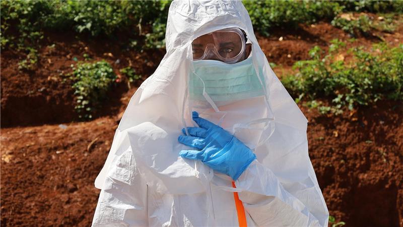 Zahl der Ebola-Verdachtsfälle im Kongo steigt auf über 900 Die Arbeit im Schutzanzug ist unter tropischen Bedingungen äußerst anstrengend. (Archivbild)