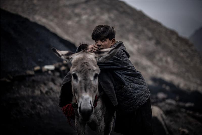 Verlorene Kindheit in Afghanistan Die Arbeit in der Kohlemine ist nicht nur halsbrecherisch, sondern auch potenziell tödlich, denn einstürzende Minenschächte sind an der Tagesordnung.