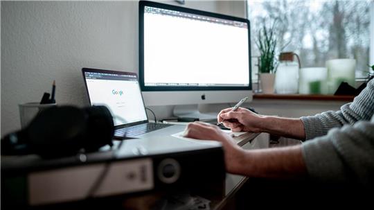 Die Arbeit vom heimischen Schreibtisch aus ist unter deutschen Akademikern weit verbreitet.