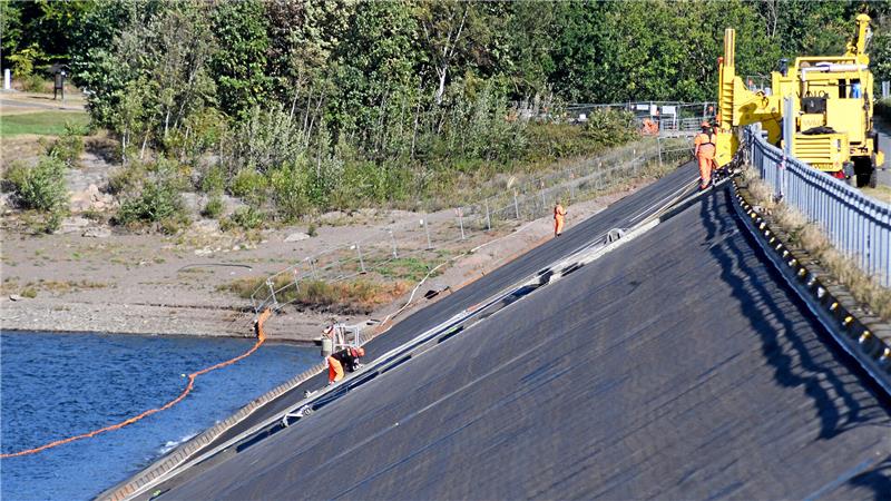 Die Arbeiten am Staudamm erfolgen von der Dammkrone der Innerstetalsperre aus.