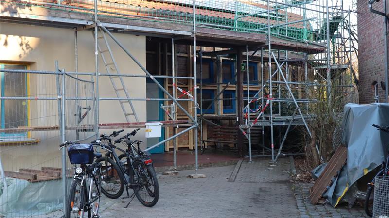 Gerüst vor einem Haus. 