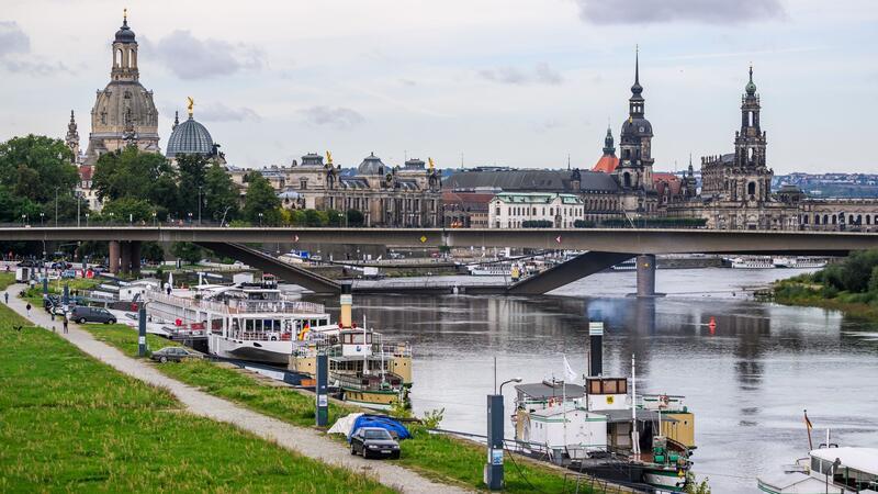 Arbeiten nach Brückeneinsturz - Elbe-Hochwasser droht Die Arbeiten an der eingestürzten Carolabrücke stehen womöglich vor weiteren Schwierigkeiten.