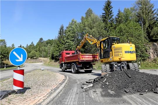 Die Arbeiten auf der K 37 zwischen dem Ortsausgang Zellerfeld und der Bundesstraße 242 dauern mindestens zwei Wochen länger. Die Strecke muss noch einmal gefräst werden. Dazu fehlt jedoch eine spezielle Baumaschine. Fotos: Neuendorf