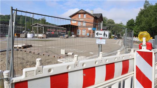 Die Arbeiten für die Umgestaltung des Bahnhofsvorplatzes Langelsheim sind zeitlich genau im Plan.