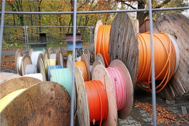 Die Arbeiten ruhen: Kabel in allen Farben warten an der zentralen Lagerstätte in Liebenburg auf ihre Verwendung. Foto: Gereke