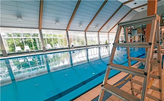 Die Arbeiten schreiten voran: Neben dem Bau des neuen Dampfbads wird auch das Schwimmbecken komplett entleert und neu befüllt. Foto: Skuza