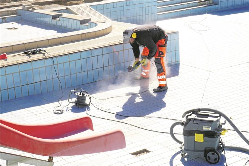 Freibad Hohegeiß: Rat entscheidet sich für Fliesen Die Arbeiten vor jeder Saison an den Fliesen im Nichtschwimmerbecken gehören auf alle Fälle der Vergangenheit an, dieses kleinere Becken wird mit Edelstahl ausgelegt. Das wollte der Rat zunächst auch am Schwimmerbecken machen, jetzt setzt die Ratsmehrheit aber weiter auf Fliesen. Foto: GZ-Archiv