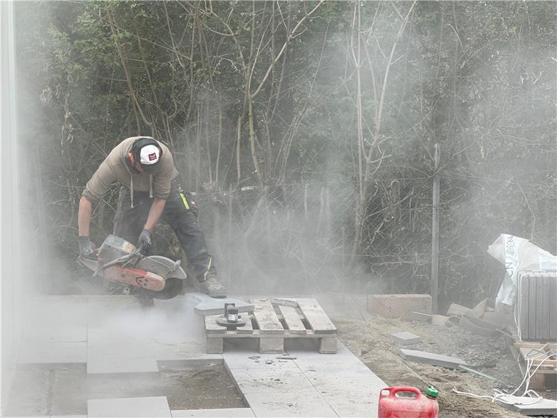 Die Arbeiter sind gerade dabei, die Steinplatten am Rand der Becken zu verlegen und entsprechend zurechtzuschneiden. Foto: Eggers