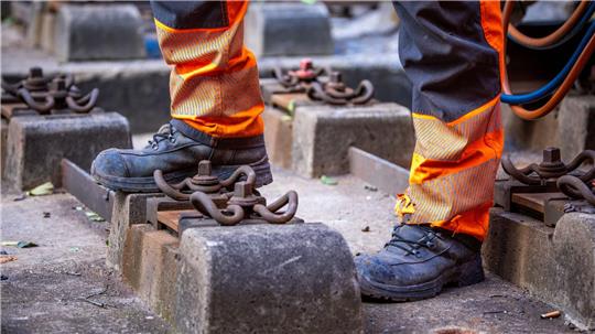 Die Arbeiter waren laut Polizei mit Gleisarbeiten in der Oberpfalz beschäftigt. (Symbolbild)
