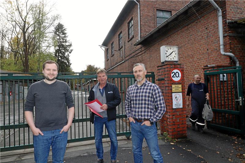 Die Arbeiter zum Schichtende verabschieden heute Kornel Kuzmicki, Michael Ohse und Zoran Loncarevic(v. li.). Loncarevic übernimmt nun den Posten des Werksleiters. Die Mitarbeiter sind froh, wenn sie heil aus der Produktionsstätte kommen. Foto: Jambrek
