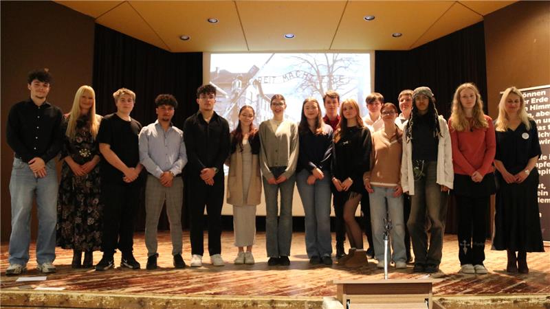 Schüler der Okeraner Adolf-Grimme-Schule fahren nach Auschwitz Die Arbeitsgruppe der Zehntklässler berichtet im Forum der Adolf-Grimme-Gesamtschule von ihren Erfahrungen und stellt ihre Arbeit vor.
