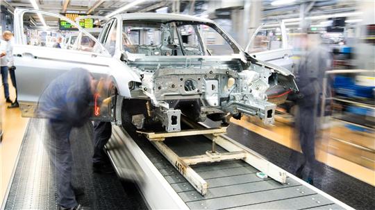 Die Arbeitslosenzahlen steigen in der Regel über den Sommer, weil Unternehmen vor den Ferien weniger einstellen und Ausbildungsverhältnisse enden. (Archivbild)