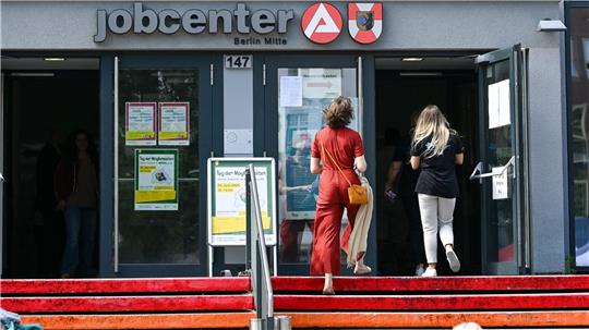 Die Arbeitslosigkeit geht im Juni nur leicht zurück. (Archivbild)