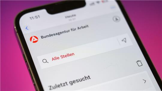 Die Arbeitslosigkeit in Deutschland ist im Februar leicht gesunken, die Zahl der Arbeitslosen bleibt aber oberhalb der Grenze von drei Millionen (Archivbild). 