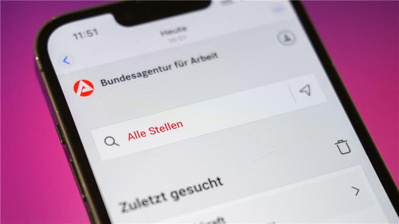 Die Arbeitslosigkeit in Deutschland ist im Februar leicht gesunken, die Zahl der Arbeitslosen bleibt aber oberhalb der Grenze von drei Millionen. 