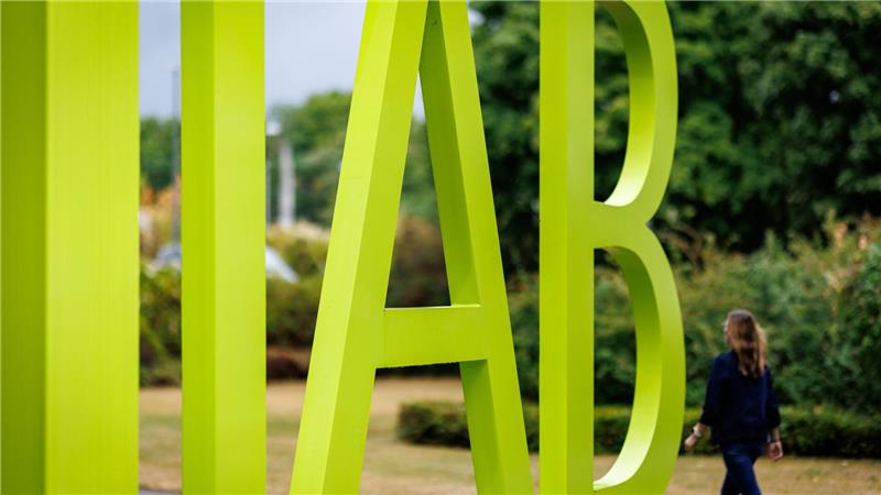 Die Arbeitslosigkeit wird einer IAB-Regionalprognose im Osten leicht zunehmen, im Westen leicht sinken (Archivbild). 