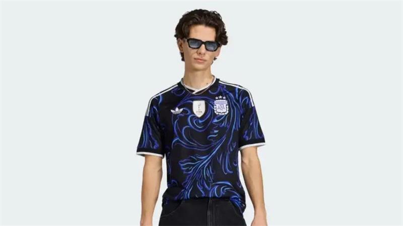 Die Argentinier tragen auswärts ein florales Muster auf ihren lila Shirts.