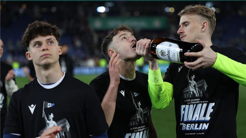 Historisches Finale: „Mit ganz Bielefeld“ nach Berlin Die Arminia bejubelt den Pokaleinzug.
