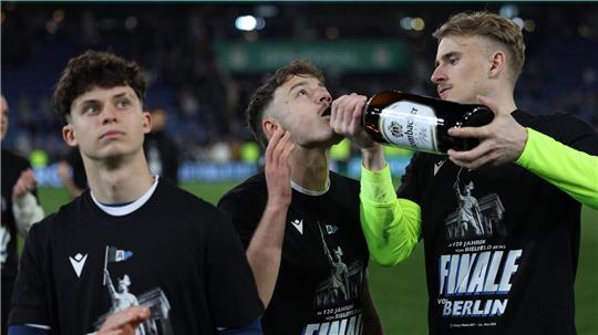 Die Arminia bejubelt den Pokaleinzug.