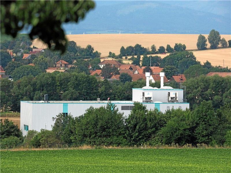 Die Arsenfabrik in Osterwieck, im Hintergrund ist der Ort Stötterlingen zu sehen.  Foto: Heinicke