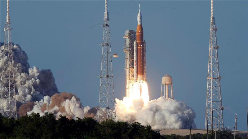 Die Artemis II-Mondrakete der NASA hebt ab.