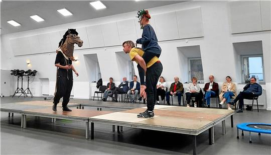 Die „Artist in Residence“-Stipendiaten entwickeln ohne festen Regisseur ein Stück auf Basis des dramatischen Gedichts „Peer Gynt“. Am 9. April sind die jungen Schauspieler in der Aula der Robert-Koch-Schule zu sehen. Foto: Privat