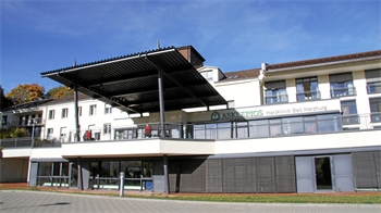 Das Bild zeigt die Front eines Krankenhauses. 