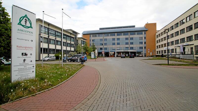Zentraler Klinikbau für Landkreis Goslar im Gespräch Die Asklepios-Harzklinik in Goslar. Der Klinikbetreiber denkt derzeit darüber nach, im Landkreis einen zentralen Klinikbau zu etablieren. Was dann aus den Asklepios-Krankenhäusern in Seesen und Bad Harzburg würde, ist unklar.
